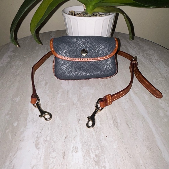 Dooney & Bourke in Excellent Condition - Picture 7 of 9